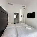 B080- A L\'Etroit A L\'Hotel Bienvenue Chez Nous
