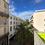 B080- A L\'Etroit A L\'Hotel Bienvenue Chez Nous