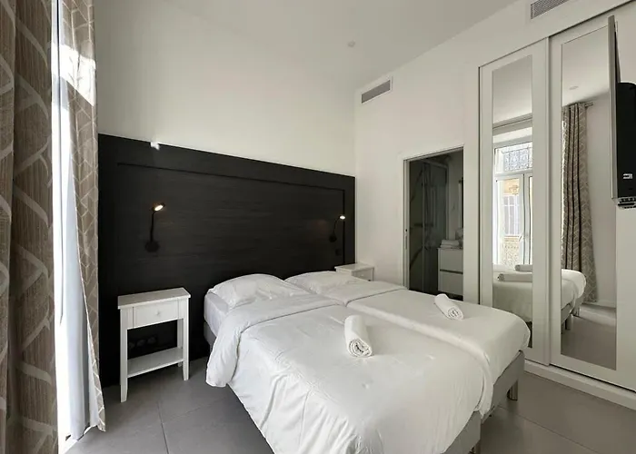B080- A L\'Etroit A L\'Hotel Bienvenue Chez Nous