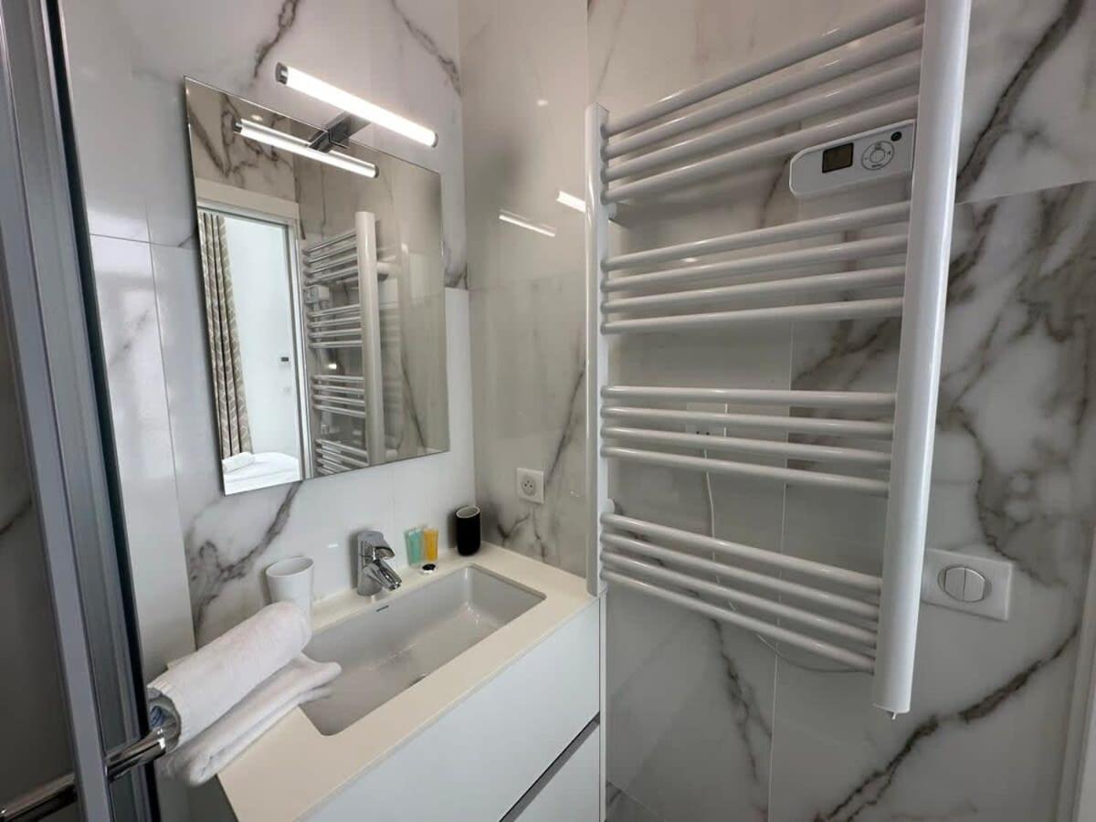 B080- A L'etroit A L'hotel Bienvenue Chez Nous Appartement Cannes