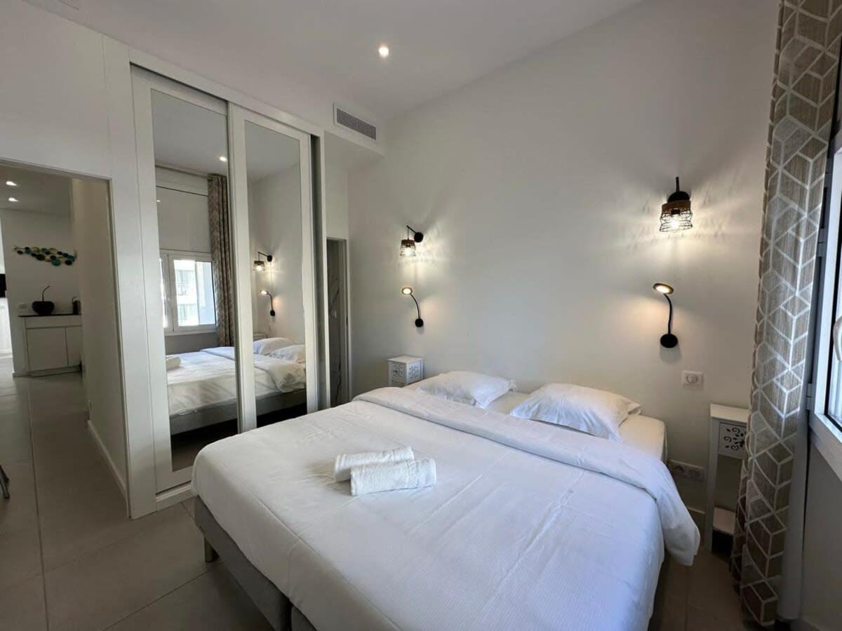 B080- A L'etroit A L'hotel Bienvenue Chez Nous * Cannes